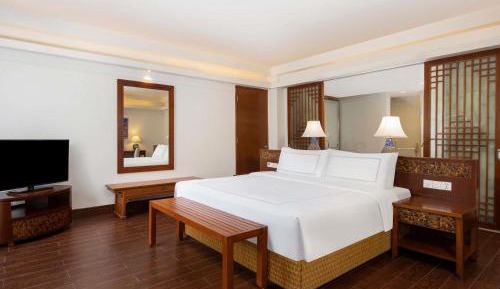 Swiss Signature Room, 1 King Size Bed, Connect with Public Swimming Pool
