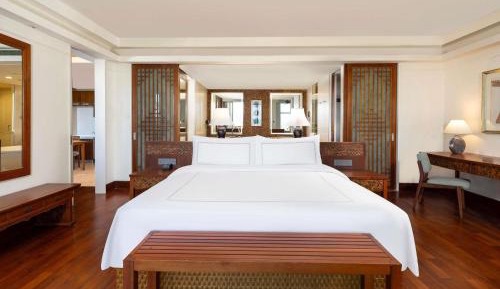 Suite，1 King Size Bed, One Bedroom and One Livingroom	