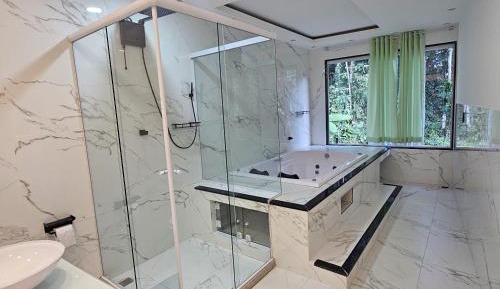 Queen Room with Spa Bath
