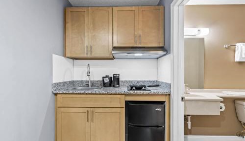 Efficiency Queen Room - Accessible/Non-Smoking