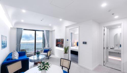 One-Bedroom Apartment with Sea View