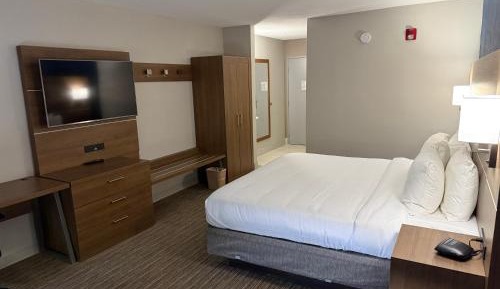 King Room - Non Smoking/Interior Hall