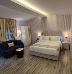 Queen Room with Pool View