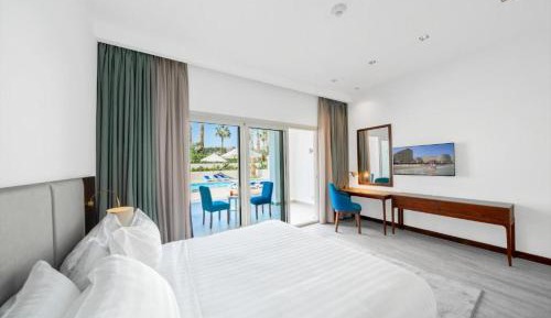 Suite with Pool View
