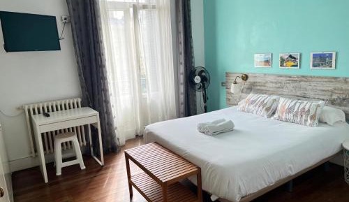 Deluxe Double Room with Balcony and Private Bathroom