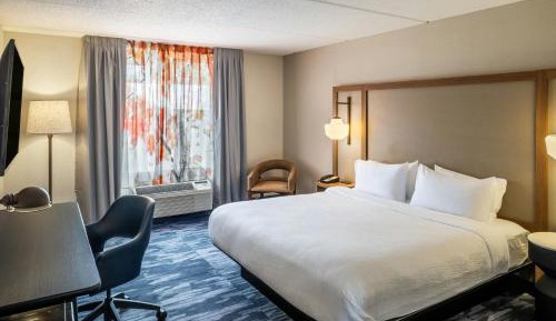 King Room with Roll-in Shower - Mobility Accessible