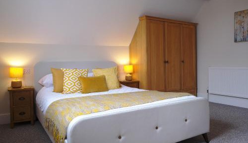 Deluxe One-Bedroom Apartment