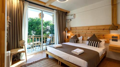 Double or Twin Room with Side Sea View