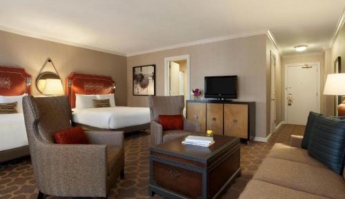 Junior Queen Suite with City View