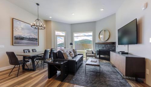 Two-Bedroom Apartment with Mountain View