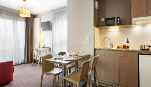 One-Bedroom Hotel 
