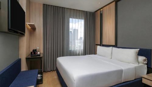 Classic Queen Room - City Side