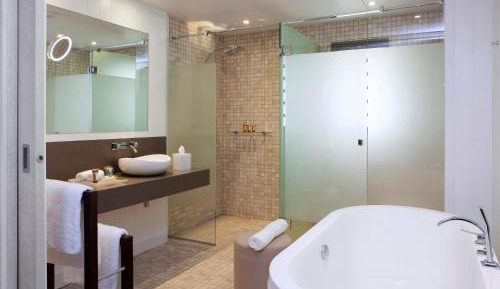 2 Bedroom Suite, 1 King, 2 Twins, Garden View, Balcony