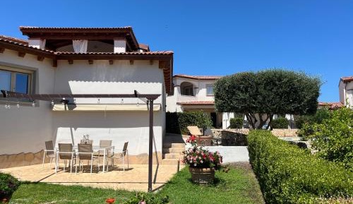 Two-Bedroom Deluxe Apartment with Garden View
