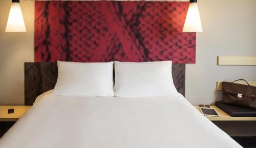 Room with one Queen size bed
