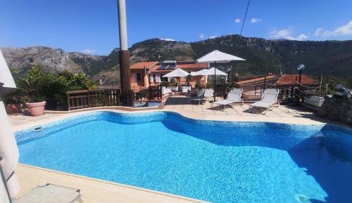 Double or Twin Room with Mountain View