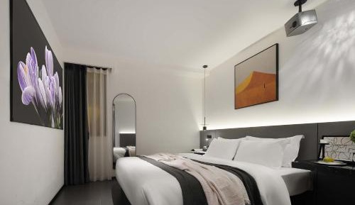 Standard Queen Room