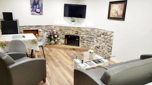 Studio Apartment with Queen Bed