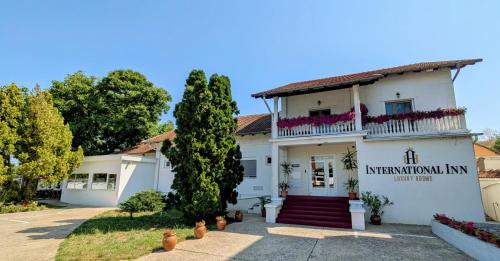 Deluxe Double Room (2 Adults + 1 Child)
