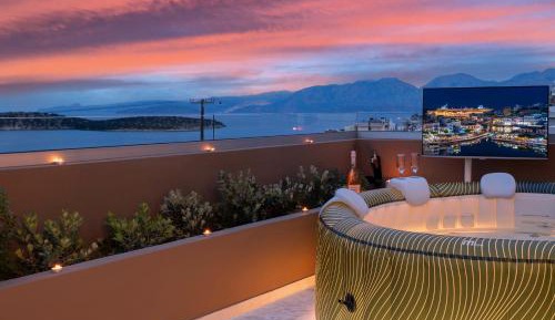Two-Bedroom Deluxe Apartment with Balcony