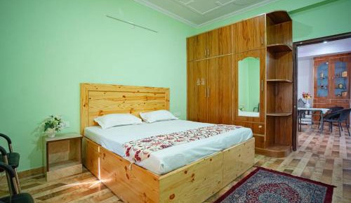 Three-Bedroom Apartment with Balcony