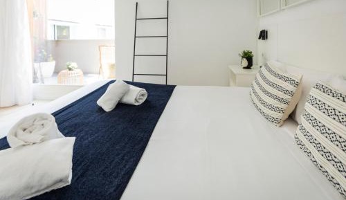 Standard Queen Room with External Bathroom 