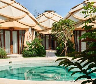 King Suite with Pool View