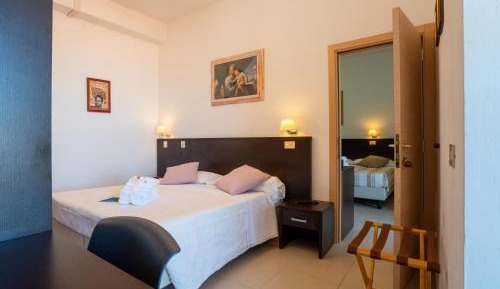 Two Connecting Rooms (6 Adults)