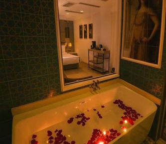 Honeymoon Suite with Turkish Hammam, Bathtub and Balcony