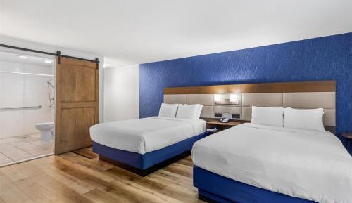 Queen Room with Two Queen Beds and Roll-In Shower - Disability Access