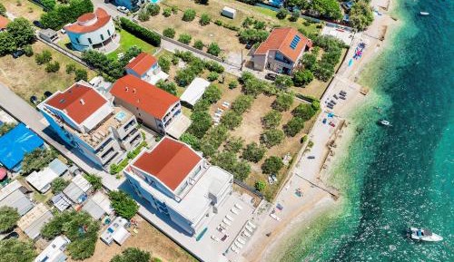 Three-Bedroom Penthouse  Apartment with Hot Tub and Sea View