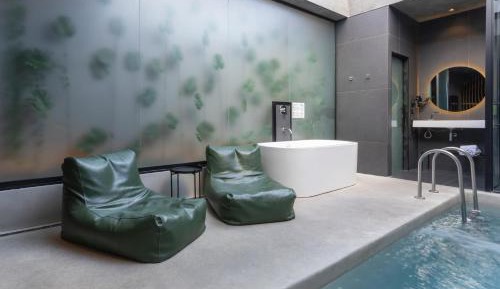 Superior King Suite