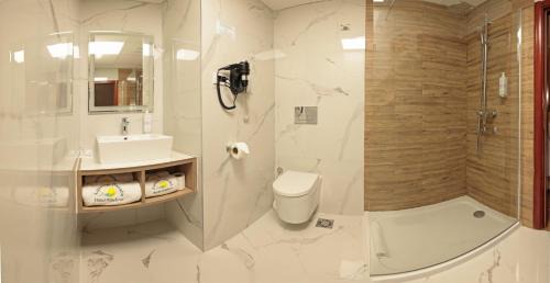 Deluxe Queen Suite