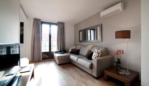 Three-Bedroom Apartment - Ronda Universitat 13