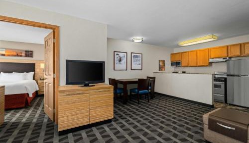 1 Queen Bed