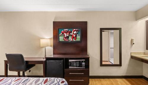 Deluxe King Room Disability Access Roll-ln Shower Smoke Free