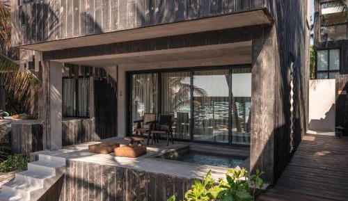 Oceanfront Master Suite with Ground Pool