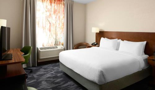 King Room with Roll-in Shower - Mobility Accessible