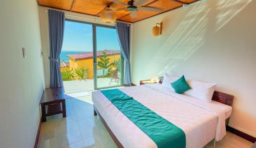Deluxe Double Room with Side Sea View