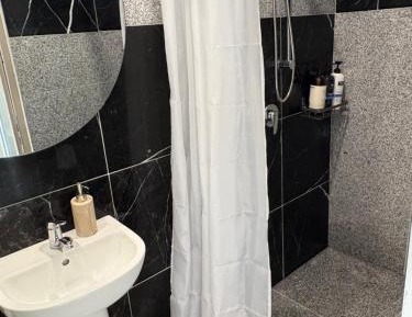 Deluxe Queen Suite