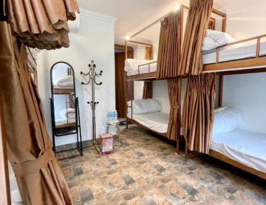 Single Bed in Mixed Dormitory Room