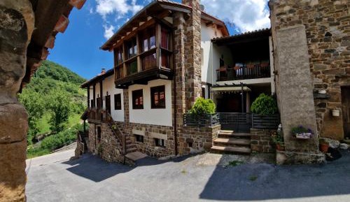 One-Bedroom Apartment with Mountain View