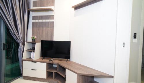One-Bedroom Apartment with City View
