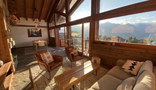 Apartment with Mountain View