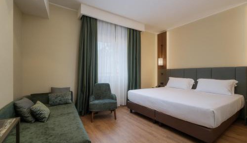 Deluxe Room (2 Adults + 1 Child)