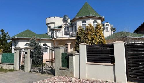 Deluxe Two-Bedroom Apartment with Garden View