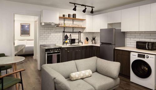 One-Bedroom Apartment with City View - Non-Smoking