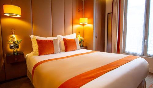 Classic Double Room with Eiffel Tower View