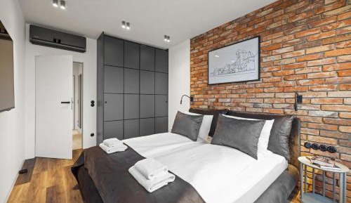One-Bedroom Apartment with Balcony