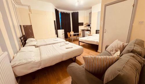 Family Room (6 Adults) with Private Bathroom